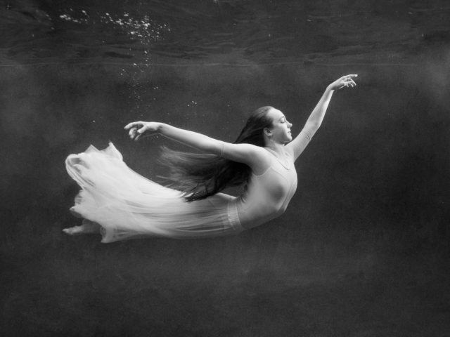 graceful-underwater-floaty-dance-portraits-in-perth-01