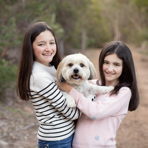 portrait-of-sisters-and-their-dog-01