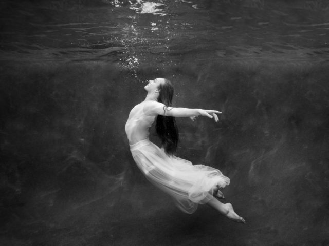 professional-underwater-floaty-dance-portraits-in-perth-01