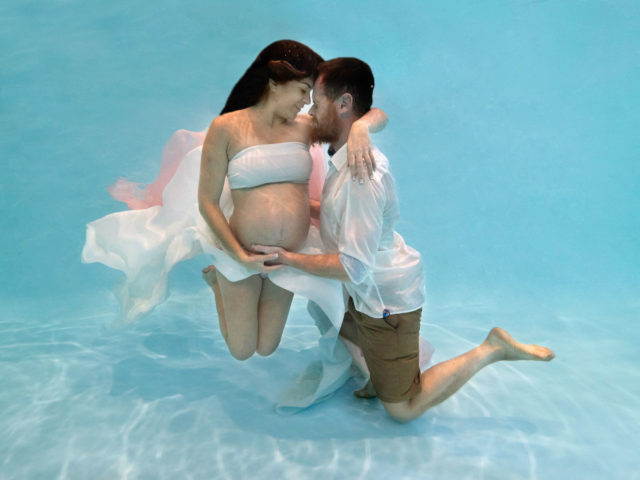 underwater-maternity-couplephoto