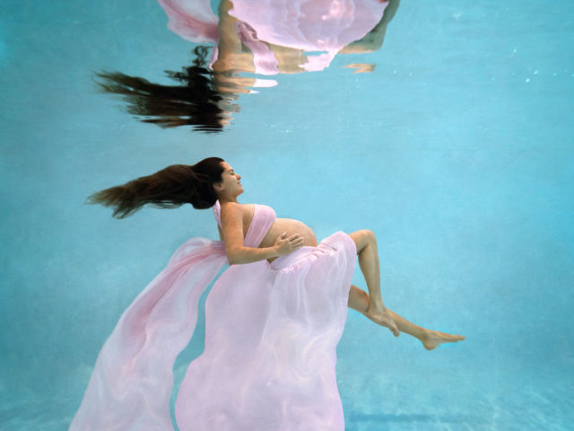 underwater-maternity-photo