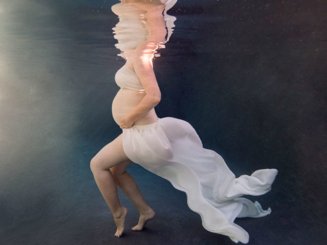 underwater-maternity-portrait-01